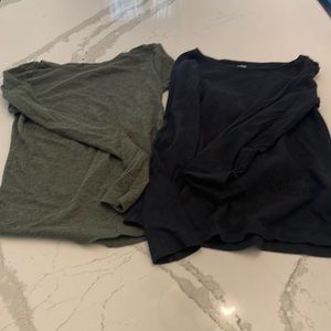 2 J Crew long sleeve t’s. Green and Black. XS. Artists Tee. Discounted shipping.